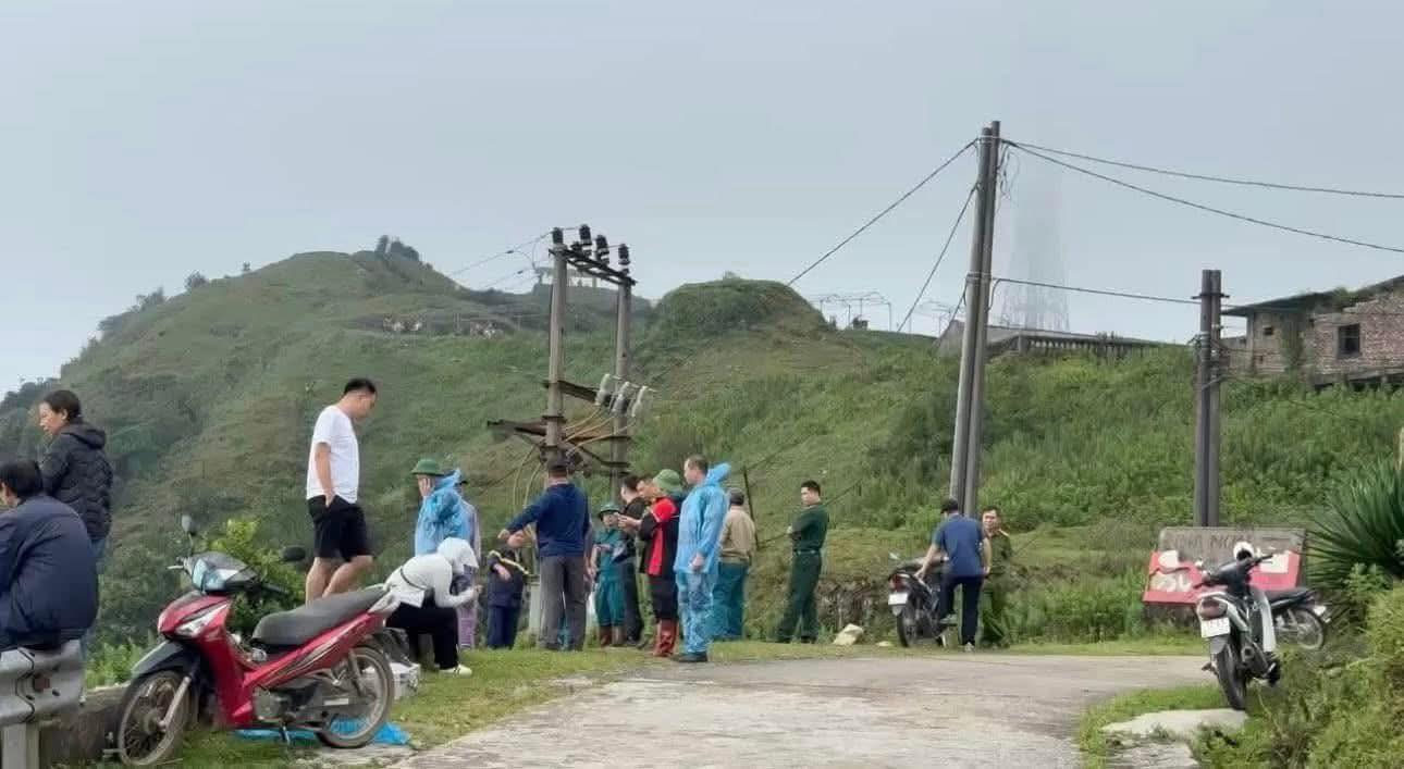 Có thể là hình ảnh về 11 người, xe scooter, xe môtô và sương mù