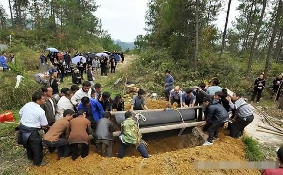 8-1452 Người xưa tin rằng, dù là cưới xin (lễ đỏ) hay ma chay (lễ trắng), đều cần chọn ngày tốt.