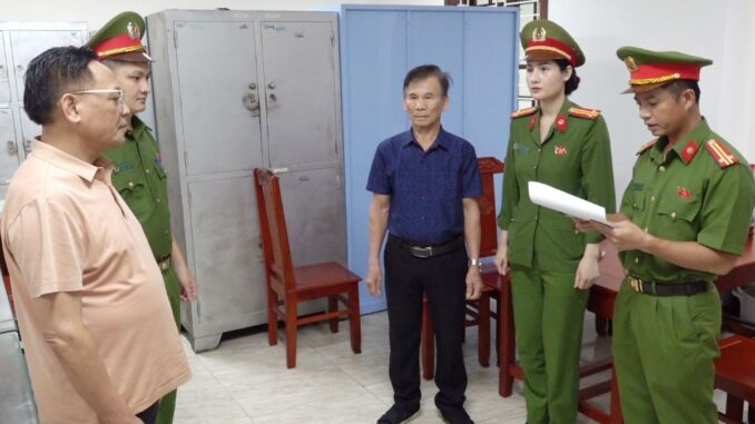 bat-bau-doan Cơ quan Cảnh sát điều tra Công an tỉnh Thanh Hóa thi hành Lệnh bắt ông Cao Tiến Đoan. Ảnh: Công an Thanh Hóa