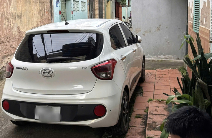 1-18552856 Chiếc xe ô tô được cho là đỗ chắn ngang đường ở Lạng Sơn.