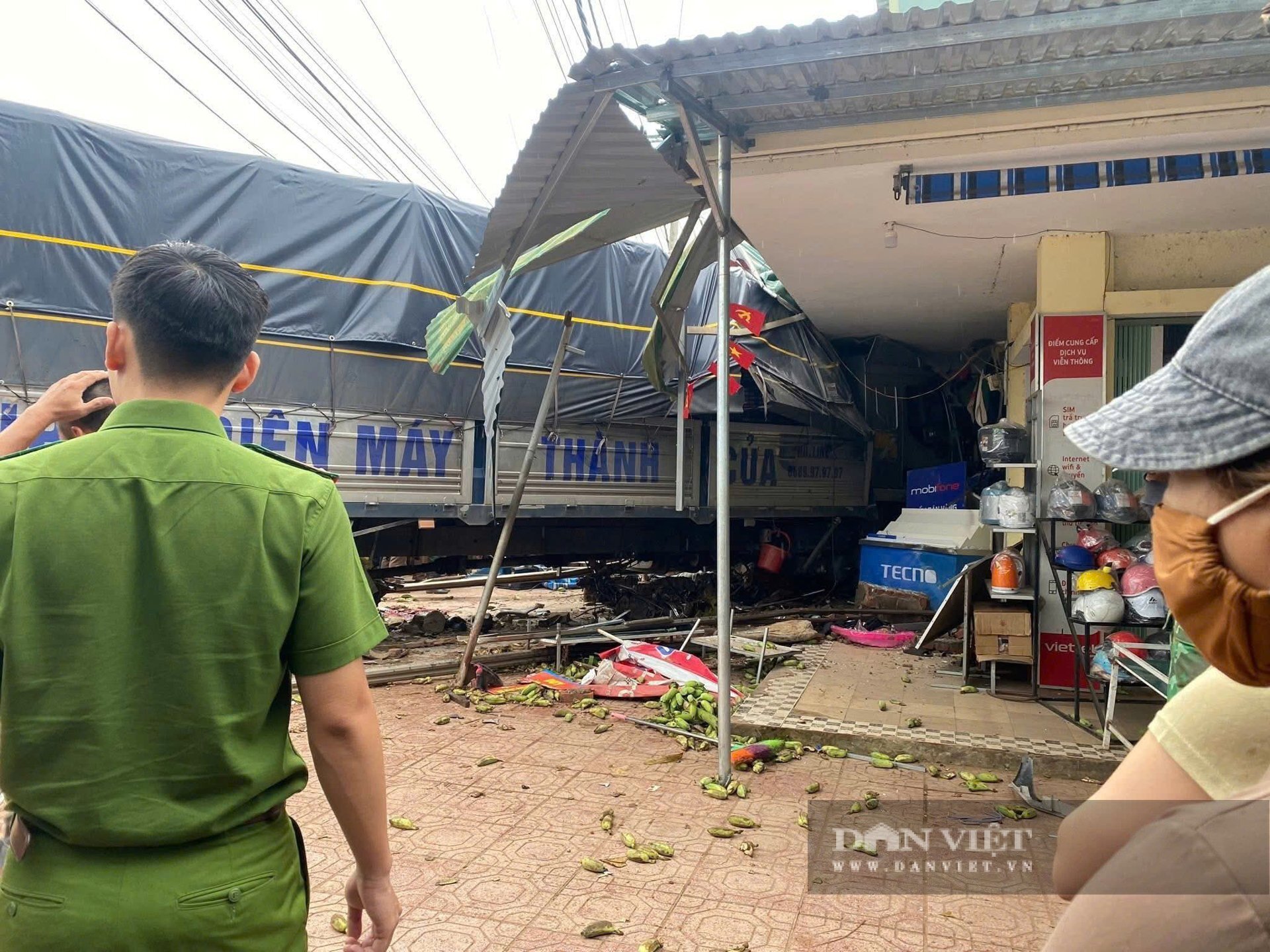 103112tai-nan-giao-thong-nghiem-trong-tai-cho-tan-long-tinh-quang-tri-12-nguoi-thuong-vong-1028