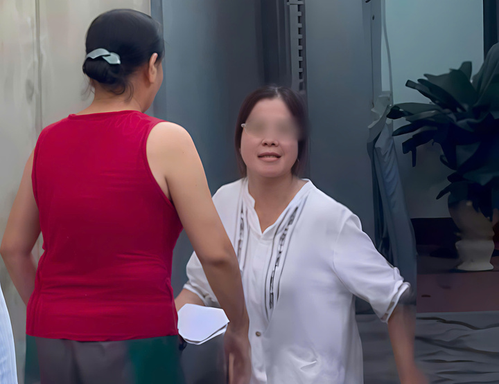111-18512398 Người phụ nữ mặc áo trắng đỗ ô tô chắn ngang đường trong một con ngõ nhỏ trên đường Nguyễn Du, thuộc phường Đông Kinh, tỉnh Lạng Sơn. (Ảnh cắt từ clip).