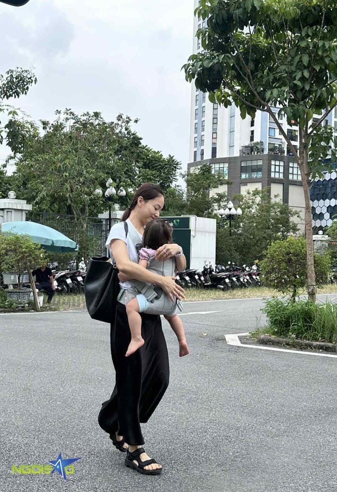 1757402926-d7d11334-cc99-4af1-9c9b-5658-1959-1982-width680height993 Lan Phương cho biết đưa con theo cùng vì Mia bị sốt, cô không gửi được bé cho ai trông hộ.