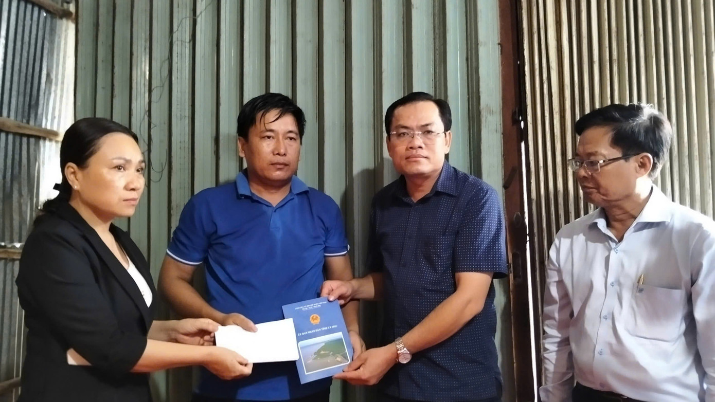 Lãnh đạo tỉnh Cà Mau thăm hỏi, động viên và trao số tiền hỗ trợ gia đình chị Q. Ảnh: CTV. 1bae12ac94481f164659.jpg