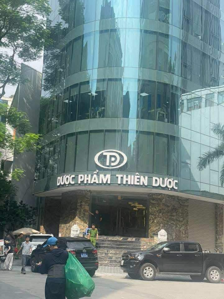 547821914_1675044670119550_4667567187458080039_n Có thể là hình ảnh về 5 người và văn bản cho biết 'T DƯỢC PHÃM THIÊN DƯỢC kisun'