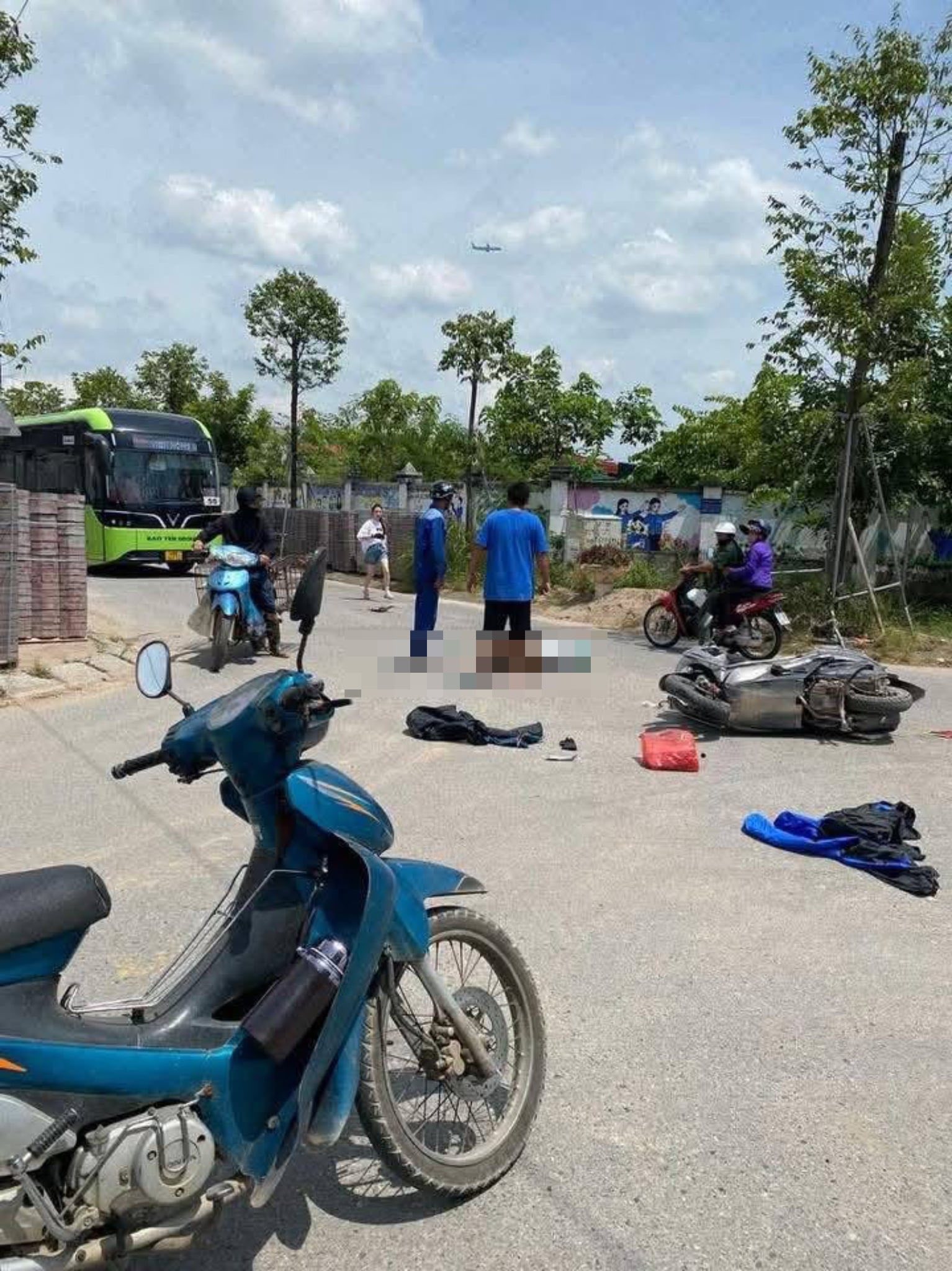 548030266_122140946432855512_5143104255601160115_n Có thể là hình ảnh về 6 người, xe scooter và xe môtô