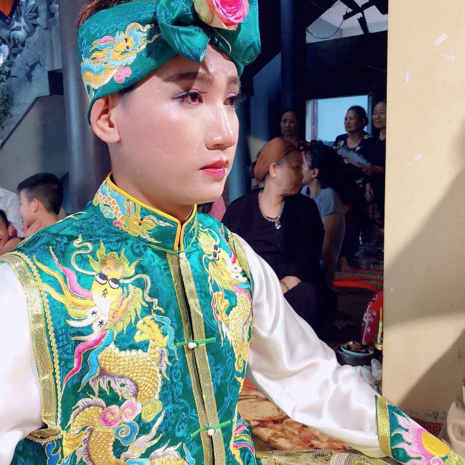 Có thể là hình ảnh về 3 người