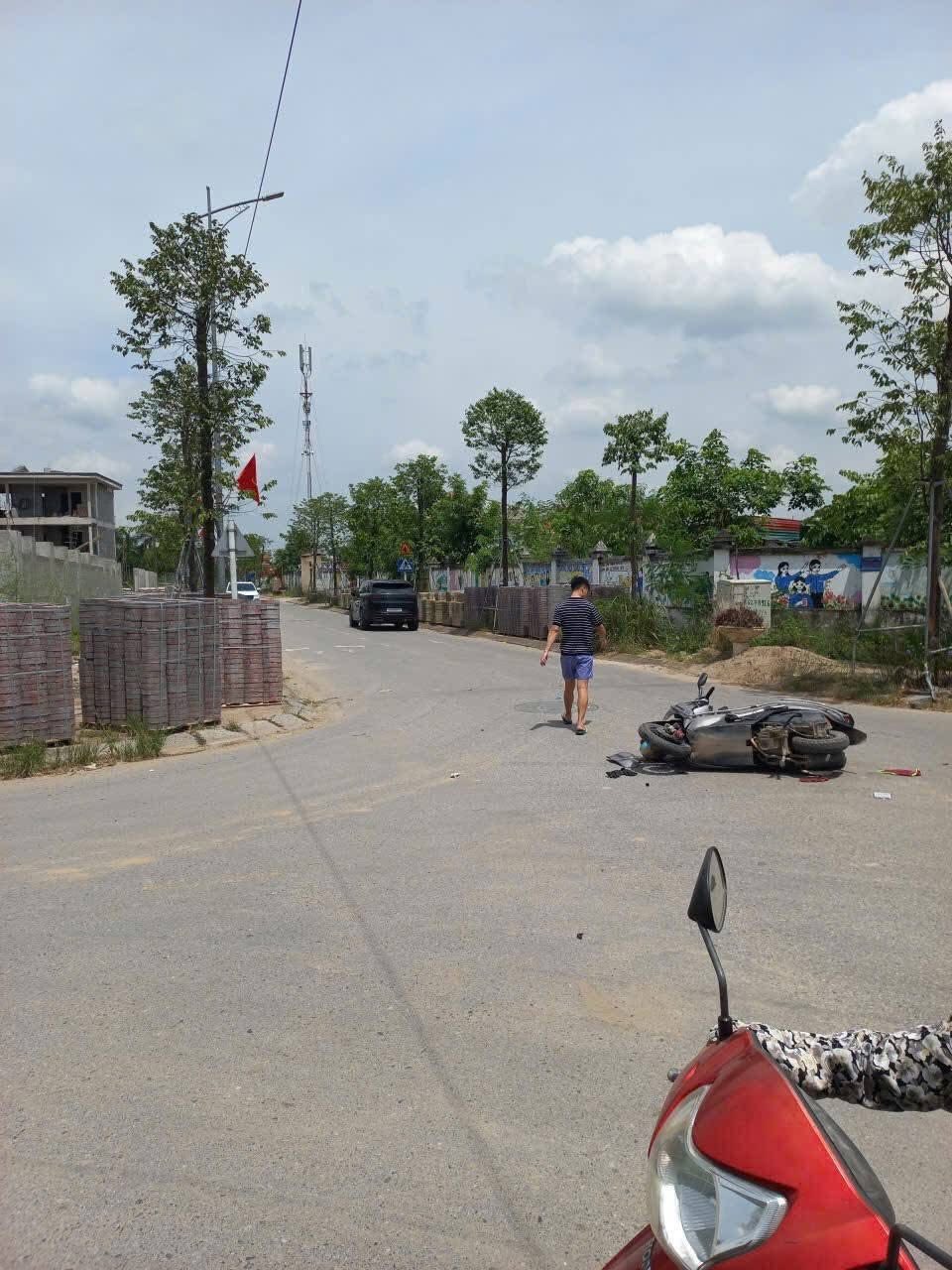 548387005_1422387298854244_2842499689469731072_n Có thể là hình ảnh về 1 người, xe môtô và xe scooter