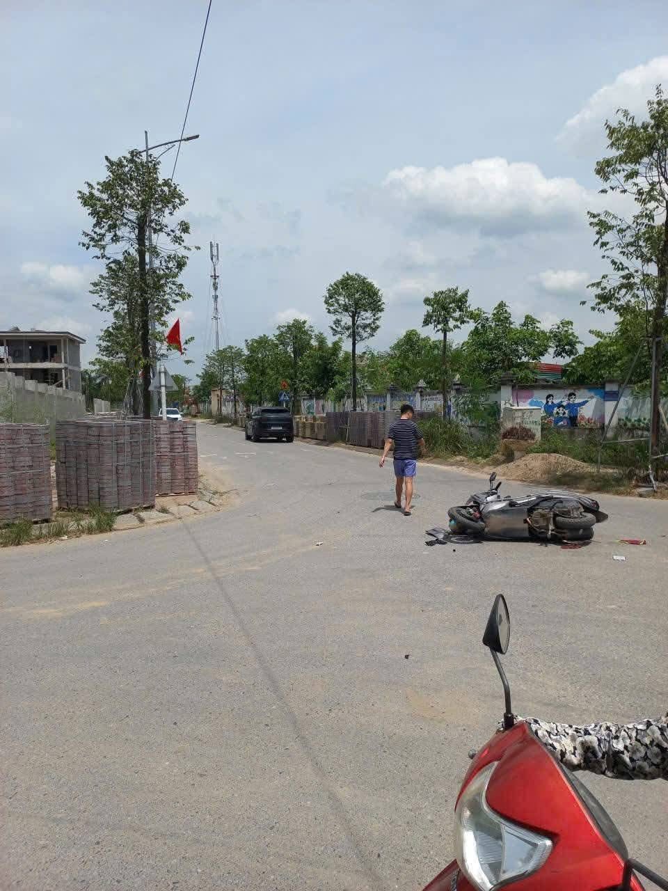 548606790_122140946420855512_142350347314349601_n Có thể là hình ảnh về 2 người, xe scooter, xe môtô và xe segway