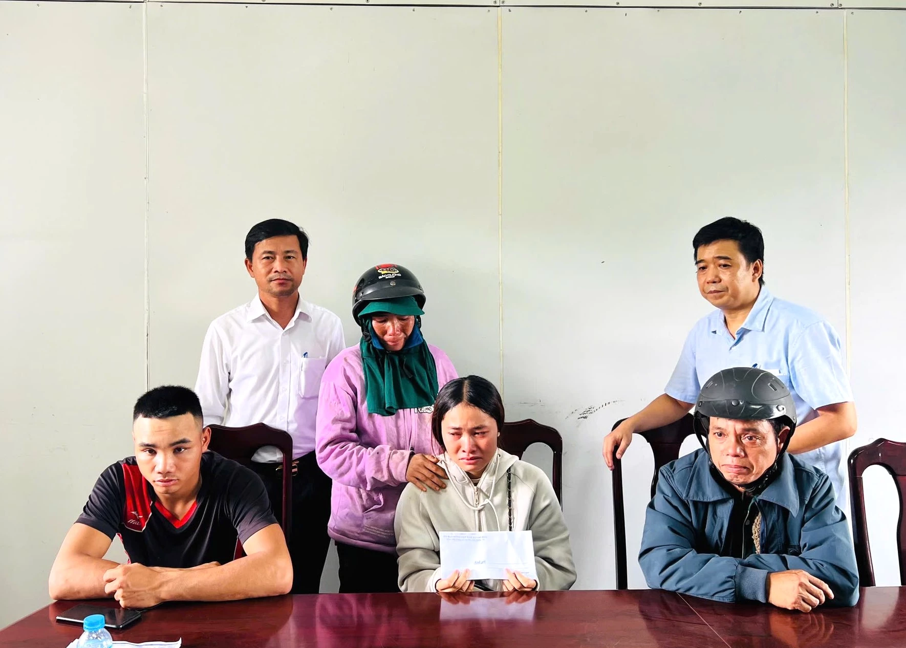 548893416_777380061766633_5078435078269780859_n_20250917123543 Lãnh đạo xã Lao Bảo thăm hỏi, động viên thân nhân các nạn nhân tử vong trong vụ tai nạn sáng nay tại khu vực chợ Tân Long - Ảnh: MXH