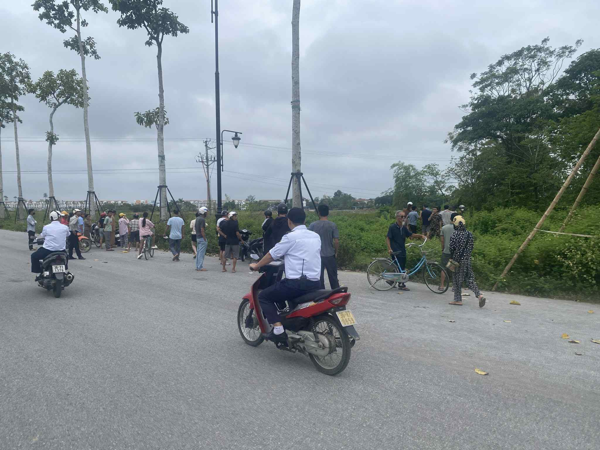 550191122_800897862885953_1706587482780443095_n Có thể là hình ảnh về 13 người, xe môtô và xe scooter