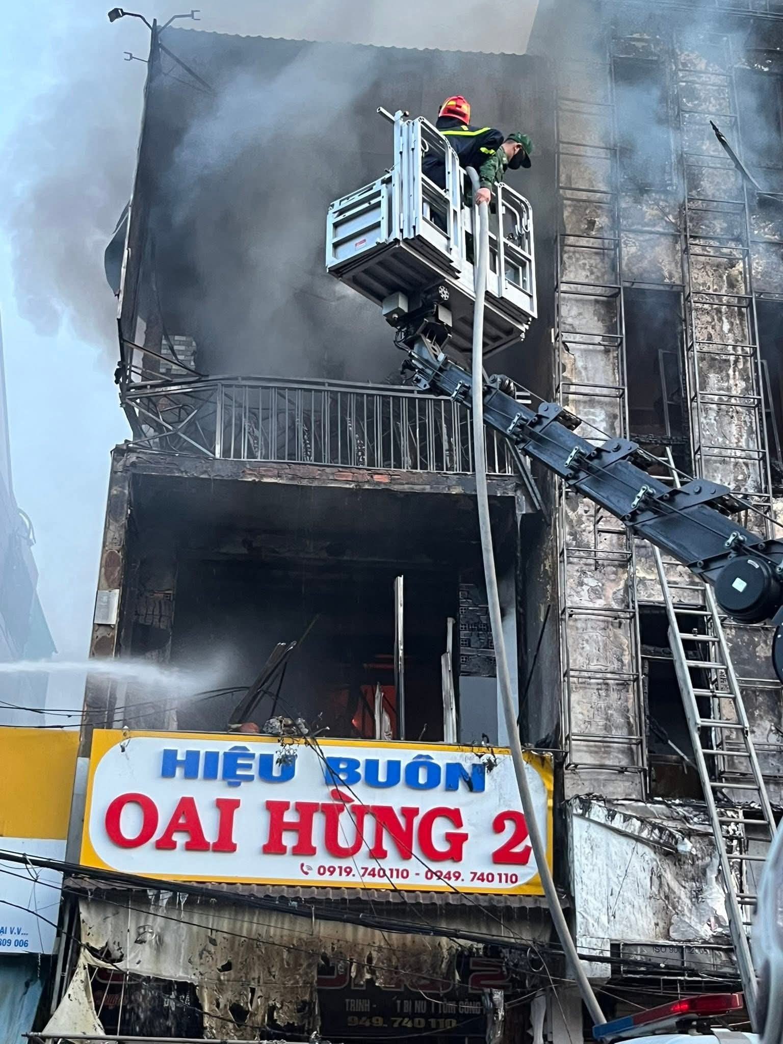 550583970_1221657766668423_1388230325113330586_n Có thể là hình ảnh về 1 người, ngọn lửa và văn bản cho biết 'V.V.. 09000 HIỆU BUON OAI HÙNG 60919.74010-0949.740110 ۵۰ 2 0919.740110- 0919. 40110 0949. 740 740110 110'