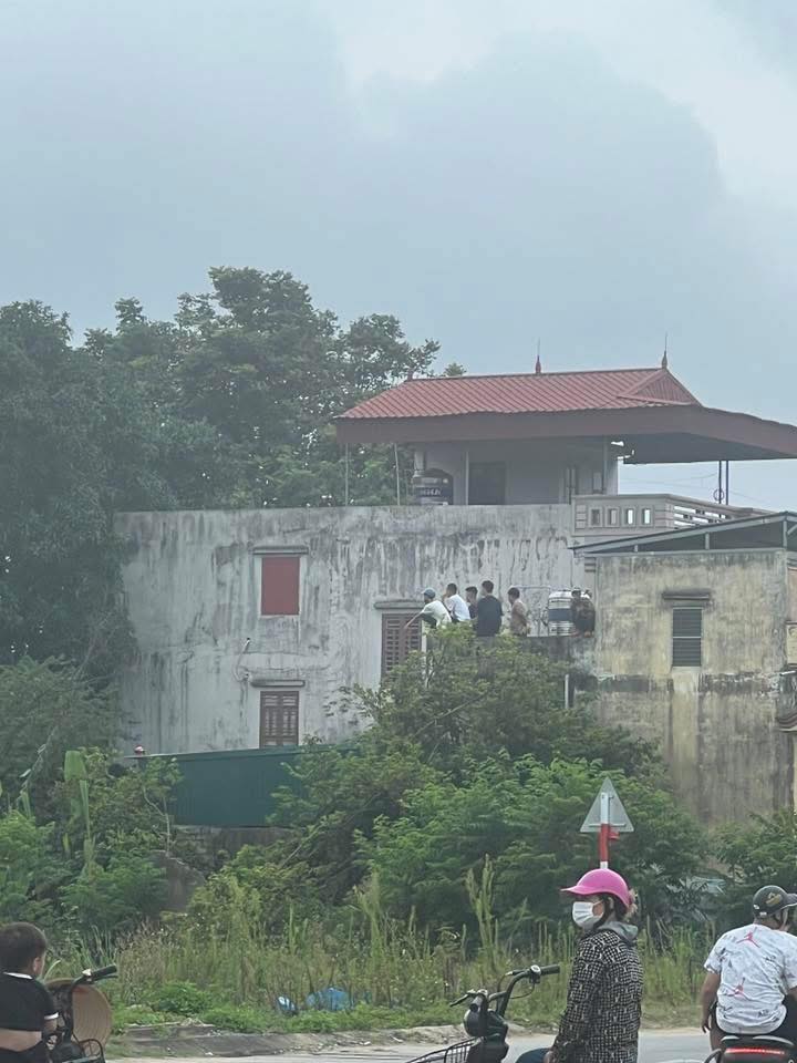 551046653_800896542886085_5677497565048110247_n Có thể là hình ảnh về 4 người và đài kỷ niệm