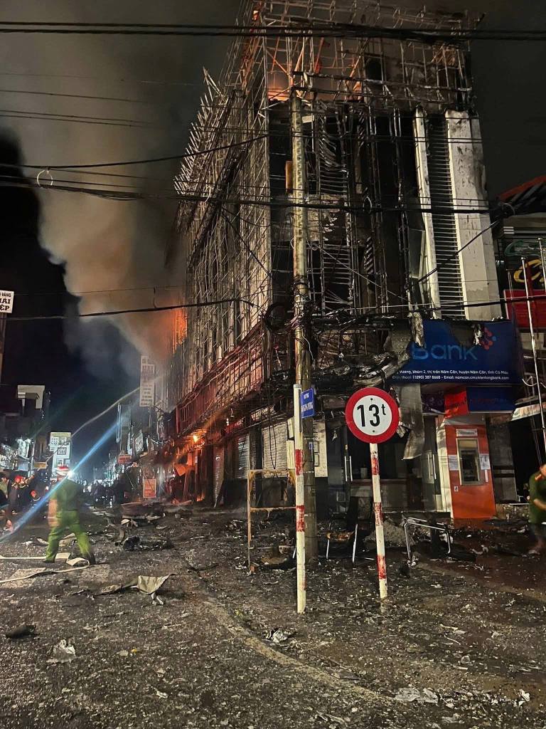 552508826_1221658633335003_5156843576988731793_n Có thể là hình ảnh về 1 người, ngọn lửa và văn bản cho biết '13t'