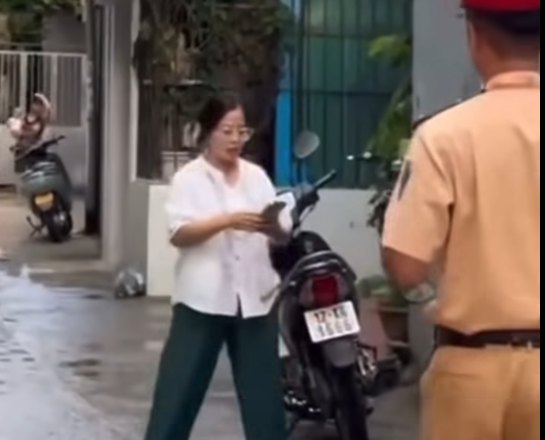 554303069_1112642471010869_679193644100600743_n-1 Có thể là hình ảnh về 3 người và xe scooter