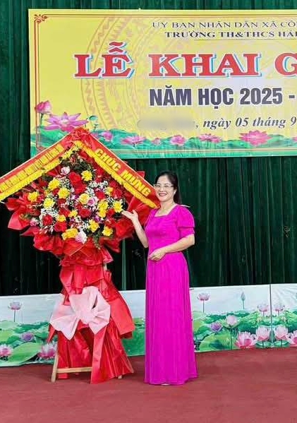 555680145_122161545008659562_2844393609461990877_n-2 Có thể là hình ảnh về 1 người, hoa và văn bản cho biết 'UY BAN NHÂN DÃN BANNHANDANIXAC XACO TH& TH&TИC THCS HA G LỄ KHAI NĂM Hoc 2025- ngày 05 tháng 9 CHÚC CHUC MUNG'