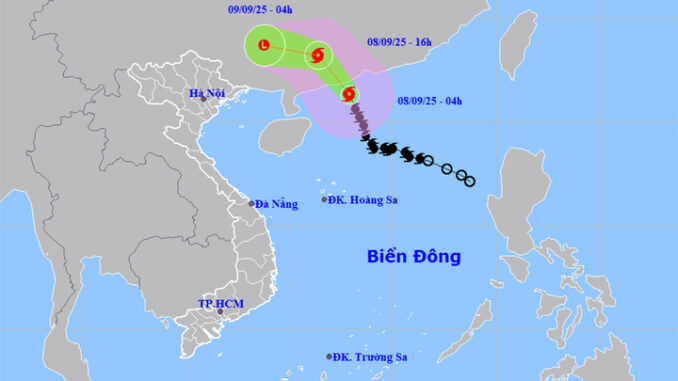 Bão số 7 Tapah đạt cấp cực đại, hoàn lưu có thể gây mưa lớn trên 300mm- Ảnh 1. Bão số 7 Tapah đạt cấp cực đại, hoàn lưu có thể gây mưa lớn trên 300mm- Ảnh 1.