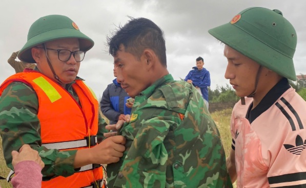 Lời kể của thuyền phao được vào bờ biển sau 6 tiếng chìm tàu ​​​​và ôm trụ nổi giữa sóng ở Quảng Trị - Ảnh 1.