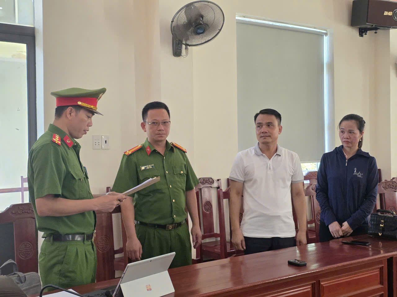 Thi hành Lệnh khởi tố bị can đối với Vũ Ngọc Liêm và Ngô Thị Tuyết về hành vi “Giả mạo trong công tác“. Ảnh: Công an Thanh Hóa