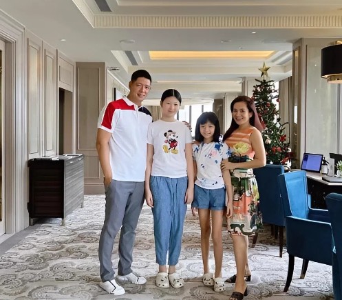 sieu-mau-binh-minh-lo-ngoai-hinh-khac-la-gay-choang-sau-khi-roi-showbiz-lay-vo-dai-gia-2