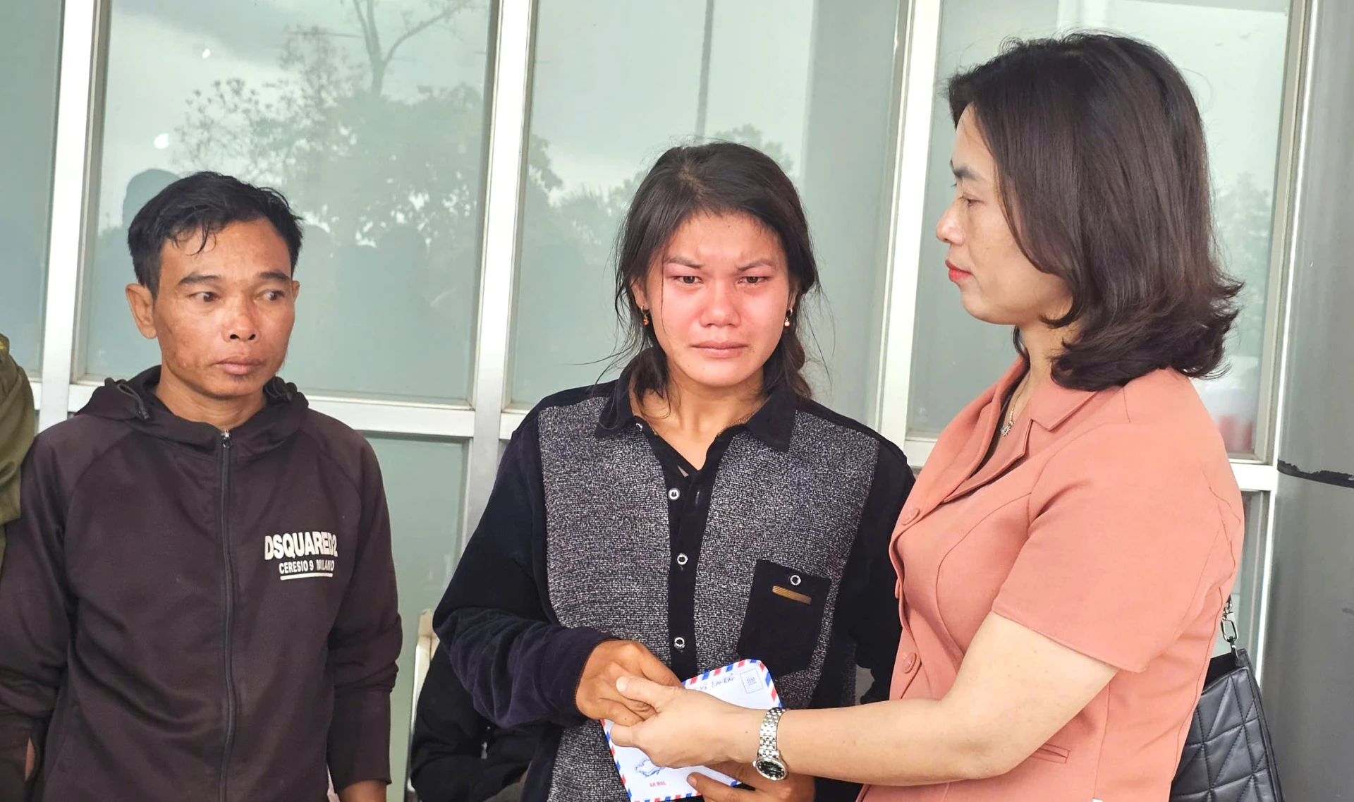 z7020595075664_47f39a49c839b2fd76c47c93684828b7_20250917123709 Lãnh đạo xã Lao Bảo thăm hỏi người nhà các nạn nhân đang cấp cứu tại Bệnh viện Đa khoa tỉnh - Ảnh: L.T