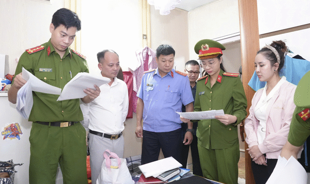 Bắt tạm giam và khám xét nơi ở của nữ hiệu trưởng Doãn Thị Lệ Xuân- Ảnh 1. Bắt tạm giam và khám xét nơi ở của nữ hiệu trưởng Doãn Thị Lệ Xuân- Ảnh 1.