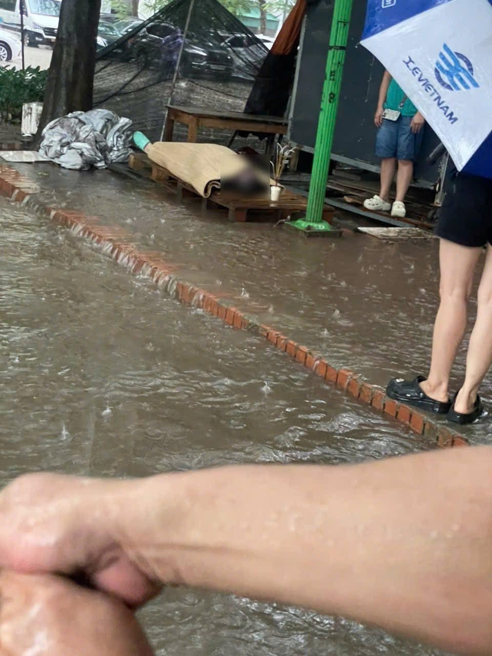 Có thể là hình ảnh về 2 người và thủy vực