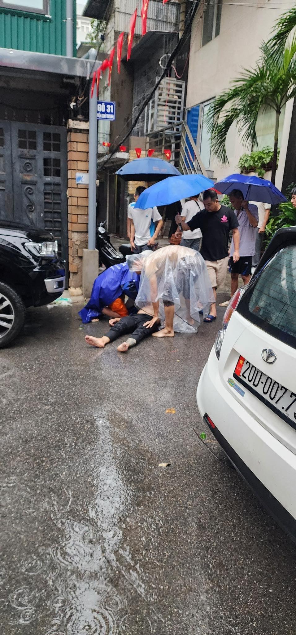 Có thể là hình ảnh về 5 người và đường phố