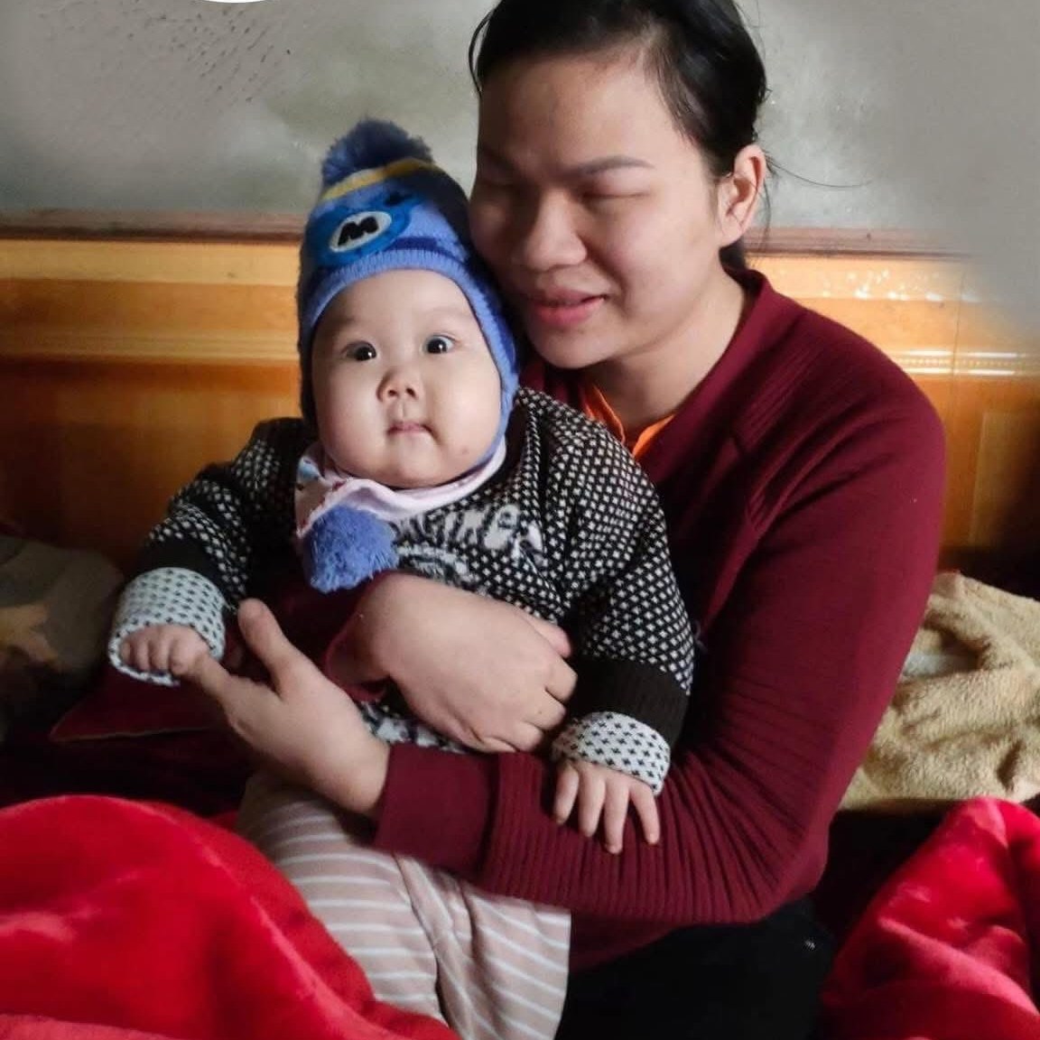 Có thể là hình ảnh về 1 người, em bé và đang cười