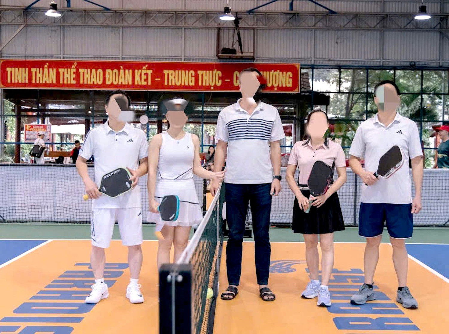 Có thể là hình ảnh về ‎8 người, mọi người đang chơi tennis và ‎văn bản cho biết '‎TINH THẤN THỂ TΗAΟ ĐOÀN KẾT - -TRUNG THỨC C لهواه ƯỢNG AORIN SELKINK‎'‎‎