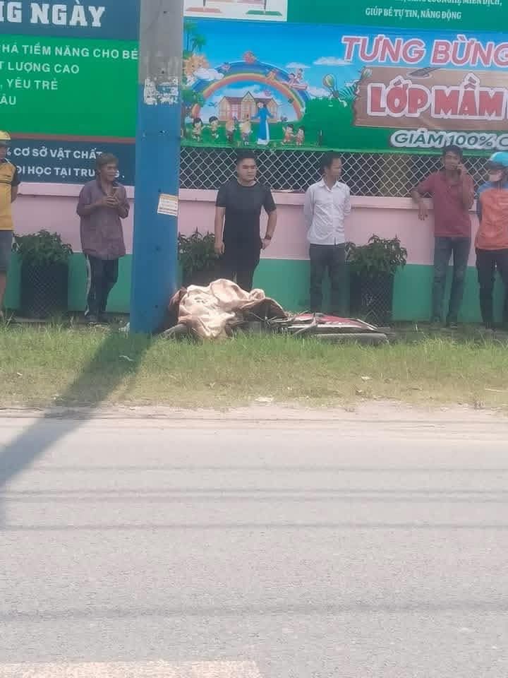 Trên đường đi đóng viện phí cho mẹ, người phụ lao xe vào cột điện, tử vong tại chỗ: 7 giây thương tâm- Ảnh 1. Trên đường đi đóng viện phí cho mẹ, người phụ lao xe vào cột điện, tử vong tại chỗ: 7 giây thương tâm- Ảnh 1.