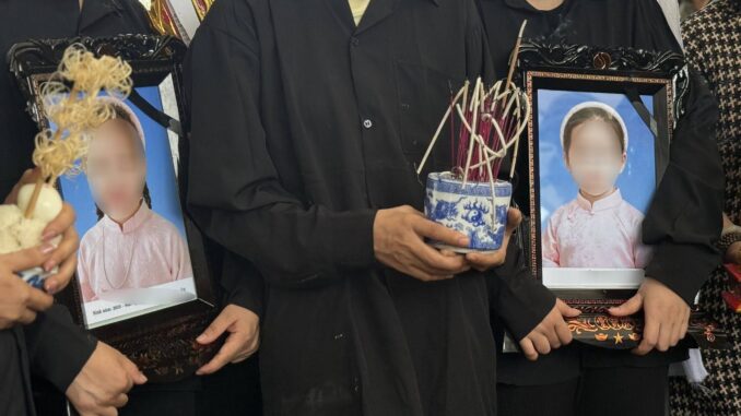 Vụ nghi bố ôm 2 con gái nhảy sông: Tang thương ba nấm mộ xếp cạnh nhau- Ảnh 1.