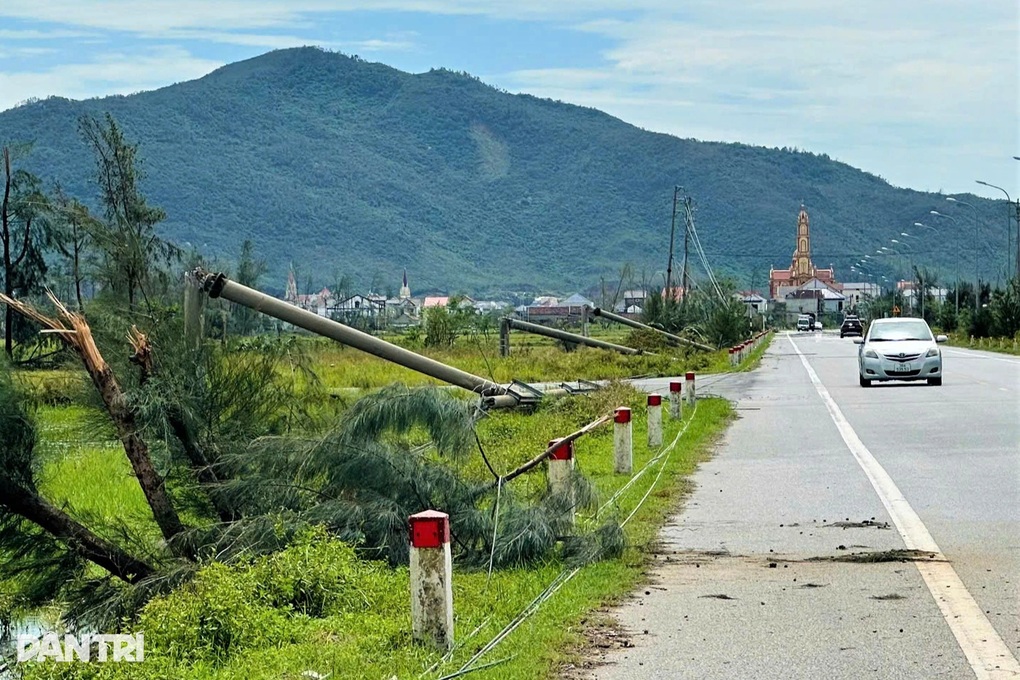Xôn xao cột điện gãy gập sau bão Bualoi lộ sắt hộp, công an vào cuộc - 2