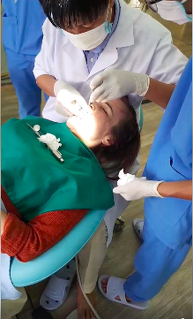 Cô dâu 62 tuổi tiếp tục chi hơn 200 triệu để làm răng sau khi căng da mặt cho xứng đôi với chồng trẻ - Ảnh 1.