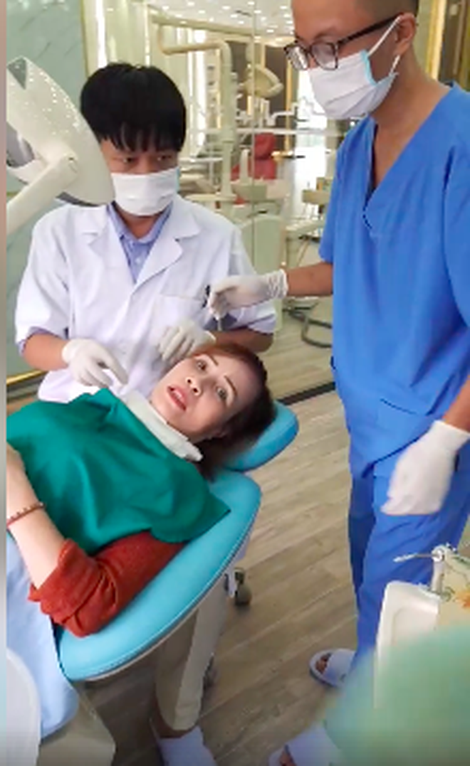Cô dâu 62 tuổi tiếp tục chi hơn 200 triệu để làm răng sau khi căng da mặt cho xứng đôi với chồng trẻ - Ảnh 1.