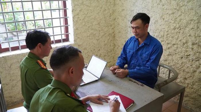 b5c21abc11f5f8aba1e4 “Thầy giáo nhân ái” Nguyễn Mạnh Tuân tại cơ quan Công an.