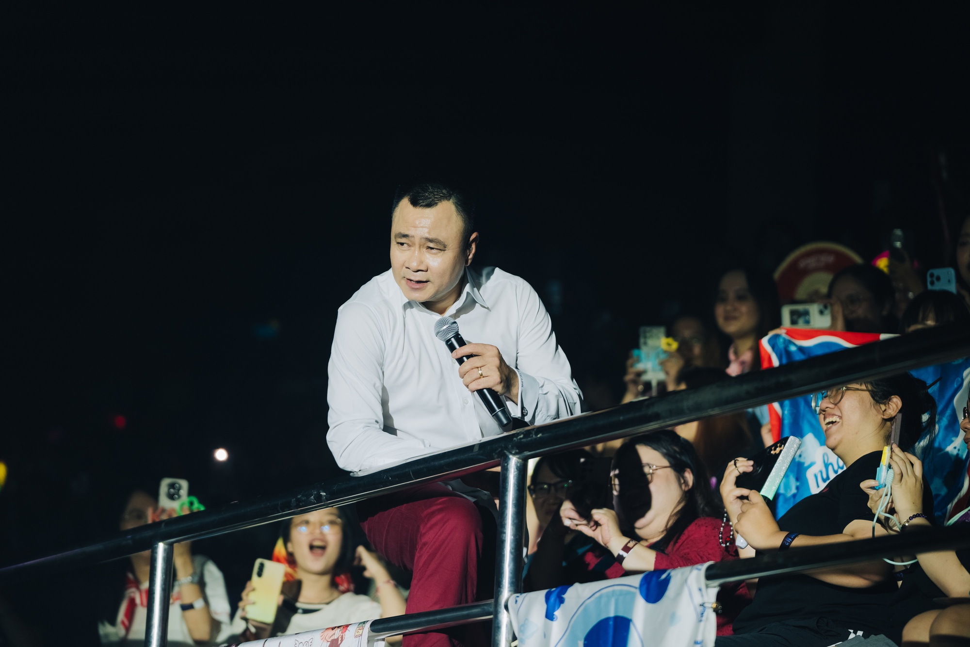 Hành động kỳ lạ của Tự Long- Ảnh 3. Hành động kỳ lạ của Tự Long- Ảnh 3.