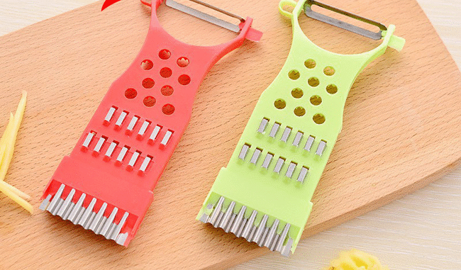 Suốt bao nhiêu năm, giờ tôi mới biết công dụng của chiếc lỗ nhỏ ở cạnh của dao nạo rau củ! - Ảnh 1. Suốt bao nhiêu năm, giờ tôi mới biết công dụng của chiếc lỗ nhỏ ở cạnh của dao nạo rau củ! - Ảnh 1.