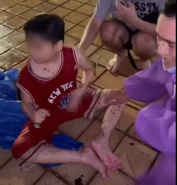 Sự thật thông tin cứu được bé trai bị lũ cuốn trôi từ Quảng Nam (cũ) ra Đà Nẵng- Ảnh 1. Sự thật thông tin cứu được bé trai bị lũ cuốn trôi từ Quảng Nam (cũ) ra Đà Nẵng- Ảnh 1.