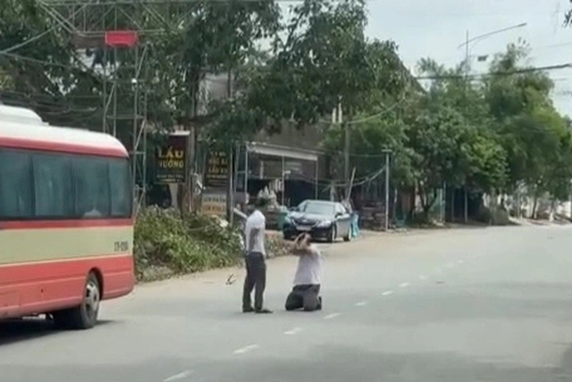 danh-tai-xe-xe-bus-giua-duong-1