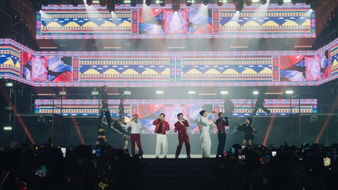 Hành động kỳ lạ của Tự Long- Ảnh 1. Hành động kỳ lạ của Tự Long- Ảnh 1.