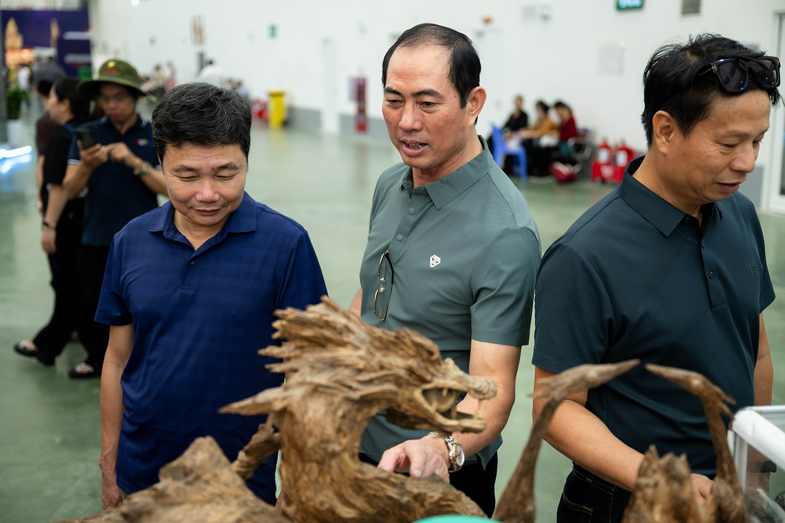 700 triệu đồng cho một "khối gỗ" hình rồng ở Hà Nội: Vì sao chủ nhân không bán?- Ảnh 10. 700 triệu đồng cho một "khối gỗ" hình rồng ở Hà Nội: Vì sao chủ nhân không bán?- Ảnh 10.