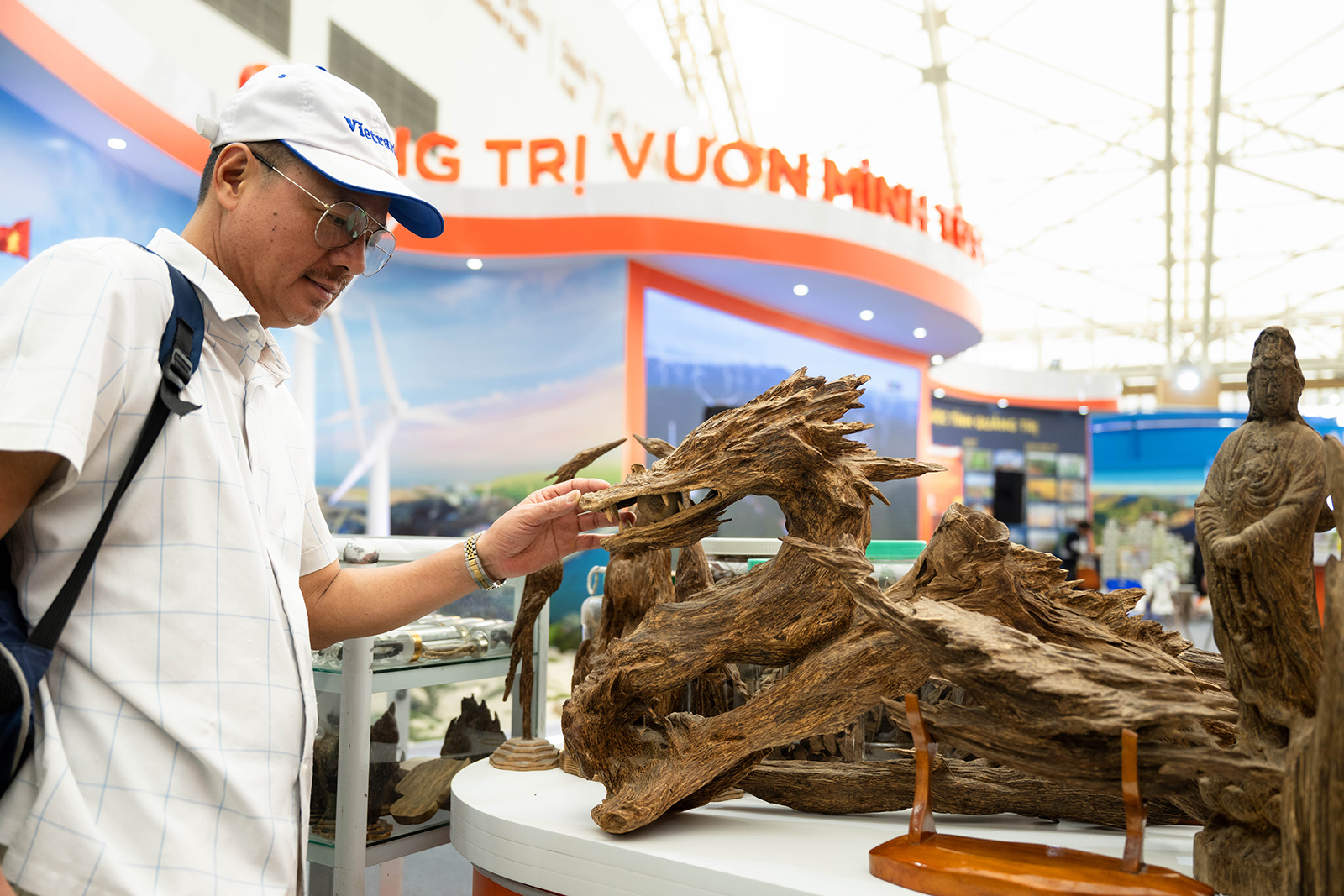 700 triệu đồng cho một "khối gỗ" hình rồng ở Hà Nội: Vì sao chủ nhân không bán?- Ảnh 8. 700 triệu đồng cho một "khối gỗ" hình rồng ở Hà Nội: Vì sao chủ nhân không bán?- Ảnh 8.