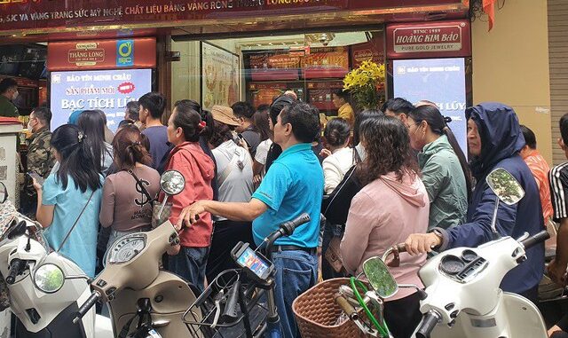 Lỡ “đu đỉnh”, người đàn ông ở Hà Nội vội mang vàng đi cắt lỗ thì gặp cảnh bất ngờ, băn khoăn- Ảnh 1. Lỡ “đu đỉnh”, người đàn ông ở Hà Nội vội mang vàng đi cắt lỗ thì gặp cảnh bất ngờ, băn khoăn- Ảnh 1.