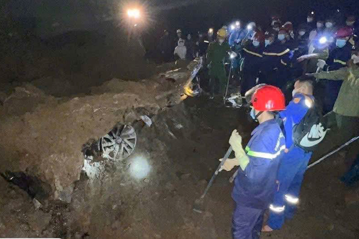 lao-cai-1-of-1-07585004 Xe bán tải vũ khí trong đất đá dúm, các dạng hoàn toàn. (Ảnh: Công an xã Minh Lương)