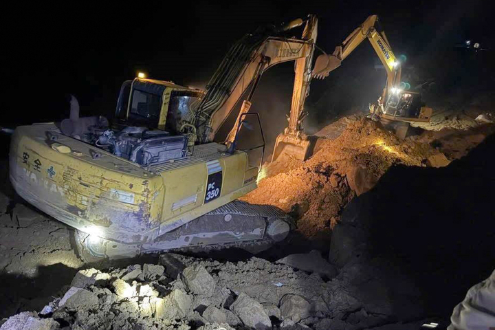 lao-cai-1-of-1-2-07595324 Lực lượng chức năng xuyên đêm tìm kiếm các nhân bệnh mất tích. (Ảnh: Công an xã Minh Lương)