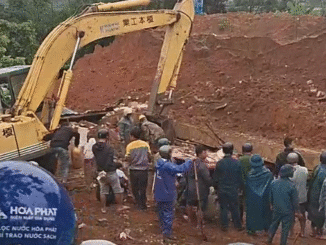 Tường nhà hàng xóm đổ sập vùi lấp nhà, 5 người trong gia đình thương vong -0