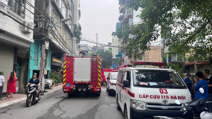 xe-cap-cuu-1760145691-17601457-4578-4545-1760145742-4 Xe cấp cứu chờ ngoài đường Xã Đàn để đưa nạn nhân đến bệnh viện. Ảnh: Huy Mạnh