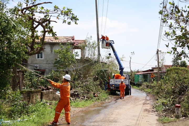 xu-ly-su-co-sau-bao-10475882 Tập đoàn Điện lực Việt Nam khôi phục cấp điện cho gần 90% khách hàng bị ảnh hưởng bởi cơn bão số 10 - 1