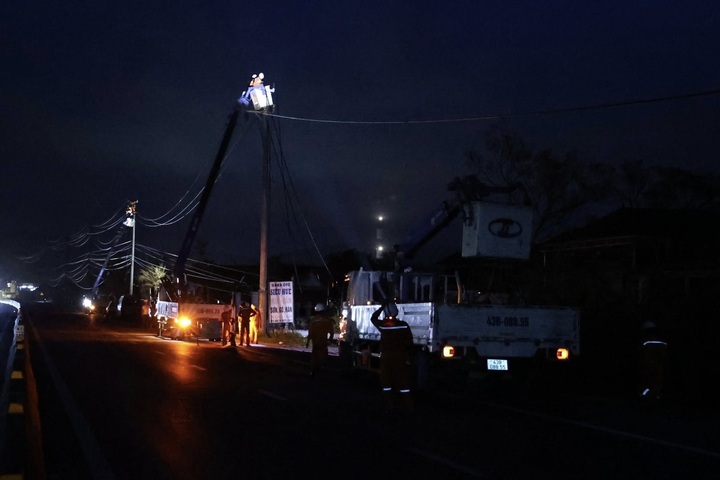 xu-ly-su-co-sau-baoban-dem-10480977 Tập đoàn Điện lực Việt Nam khôi phục cấp điện cho gần 90% khách hàng bị ảnh hưởng bởi cơn số 10 - 2